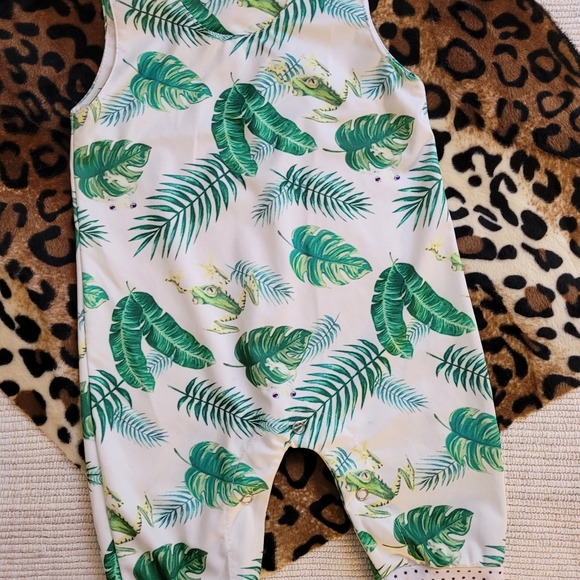 🔴SOLD🔴🐸 Very Unique 6-9 Months Tropical Frogs🌿 - Picture 4 of 7